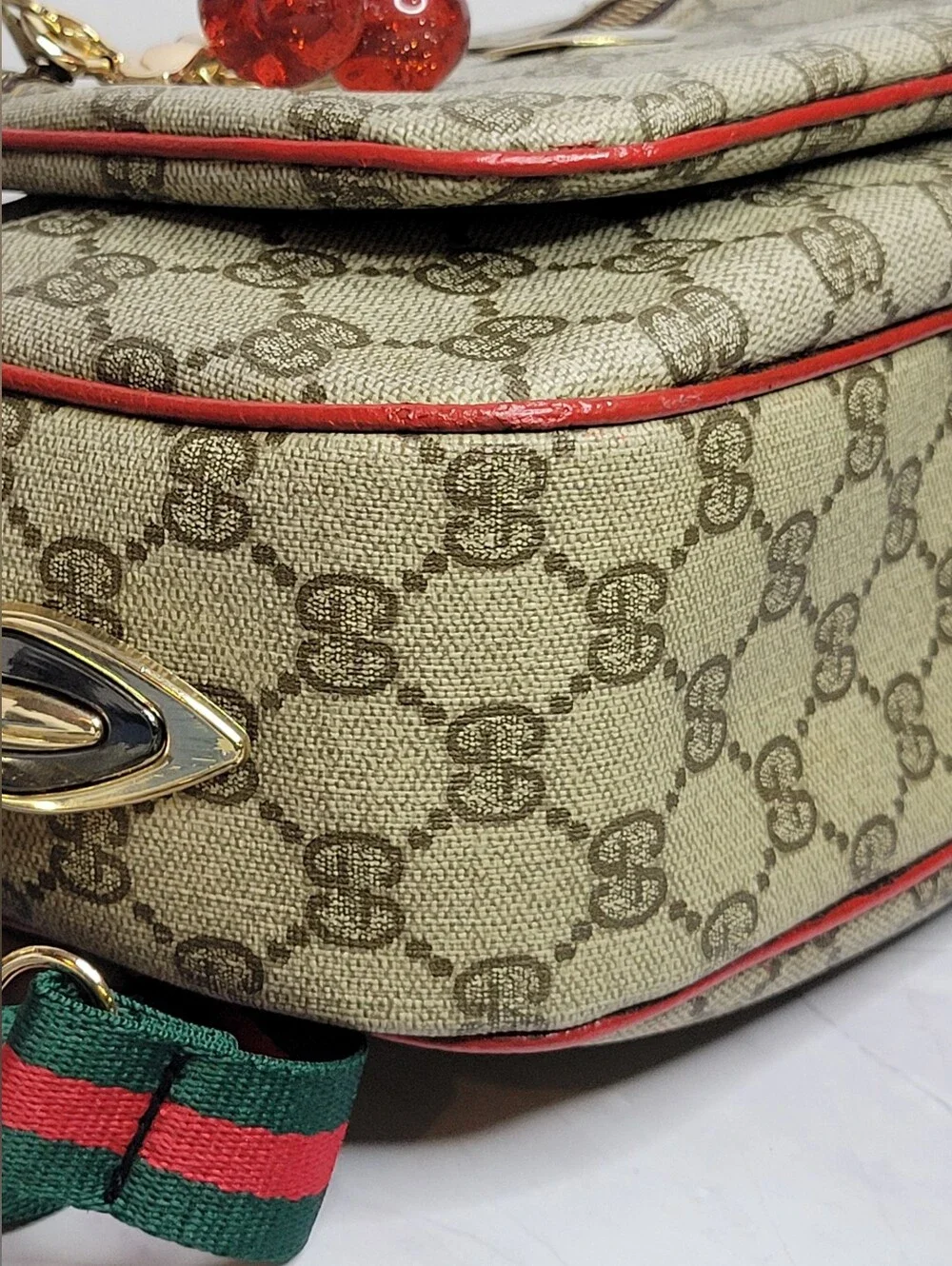 GUARANTEED AUTHENTIC/VINTAGE 1970s GUCCI, CROSSBODY 10" X 7" X 3" - Picture 8 of 13
